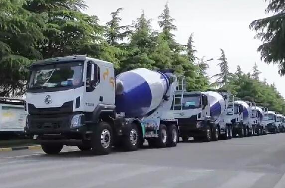 市場如此火爆，一批批新車交付用戶。場面壯觀！